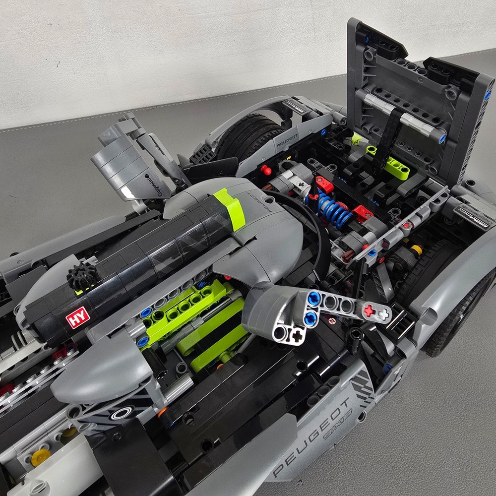 LEGO Technic Peugeot 9X8 24H Le Mans Hybrid Hypercar 42156 Assembled Model 1:10 - Picture 6 of 11